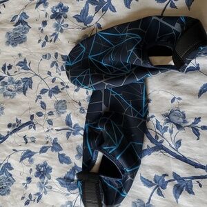 CURATED BY RUA'H KIBRIYA: Black/Blue/Gray Print Chlorine-Resistant Pool Slippers
